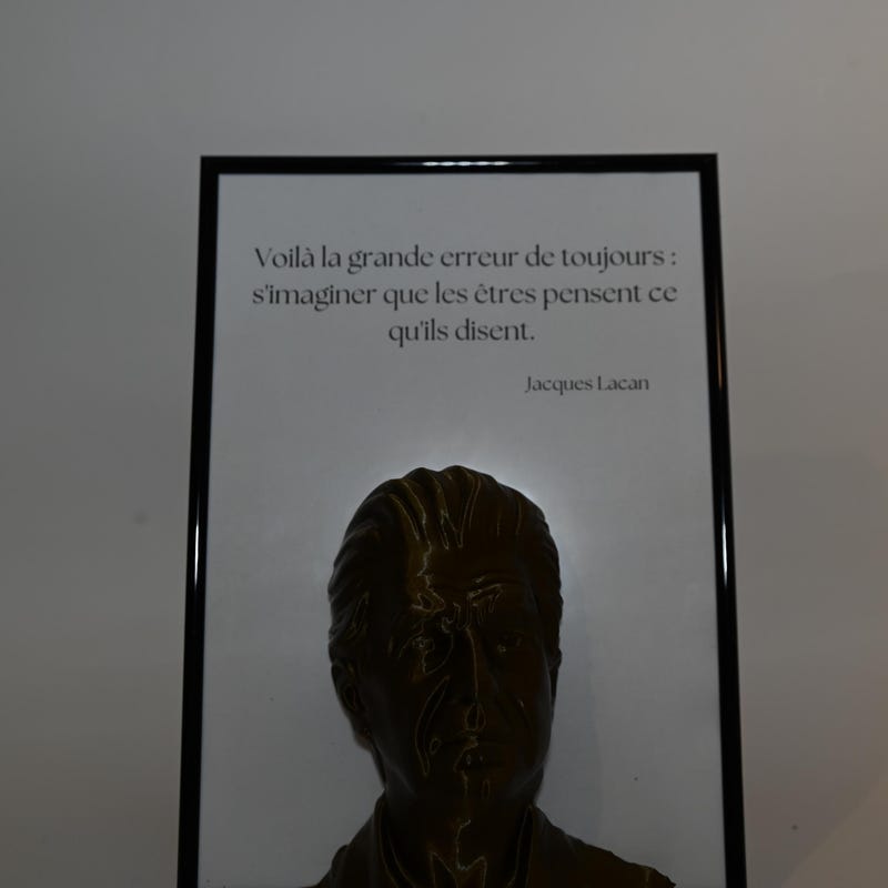 Jacques Lacan v okvirju s citatom »Desire is always the desire of the Other«