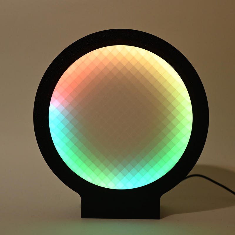 RGB namizna svetilka v obliki obroča, 24 cm, aplikacija in daljinec