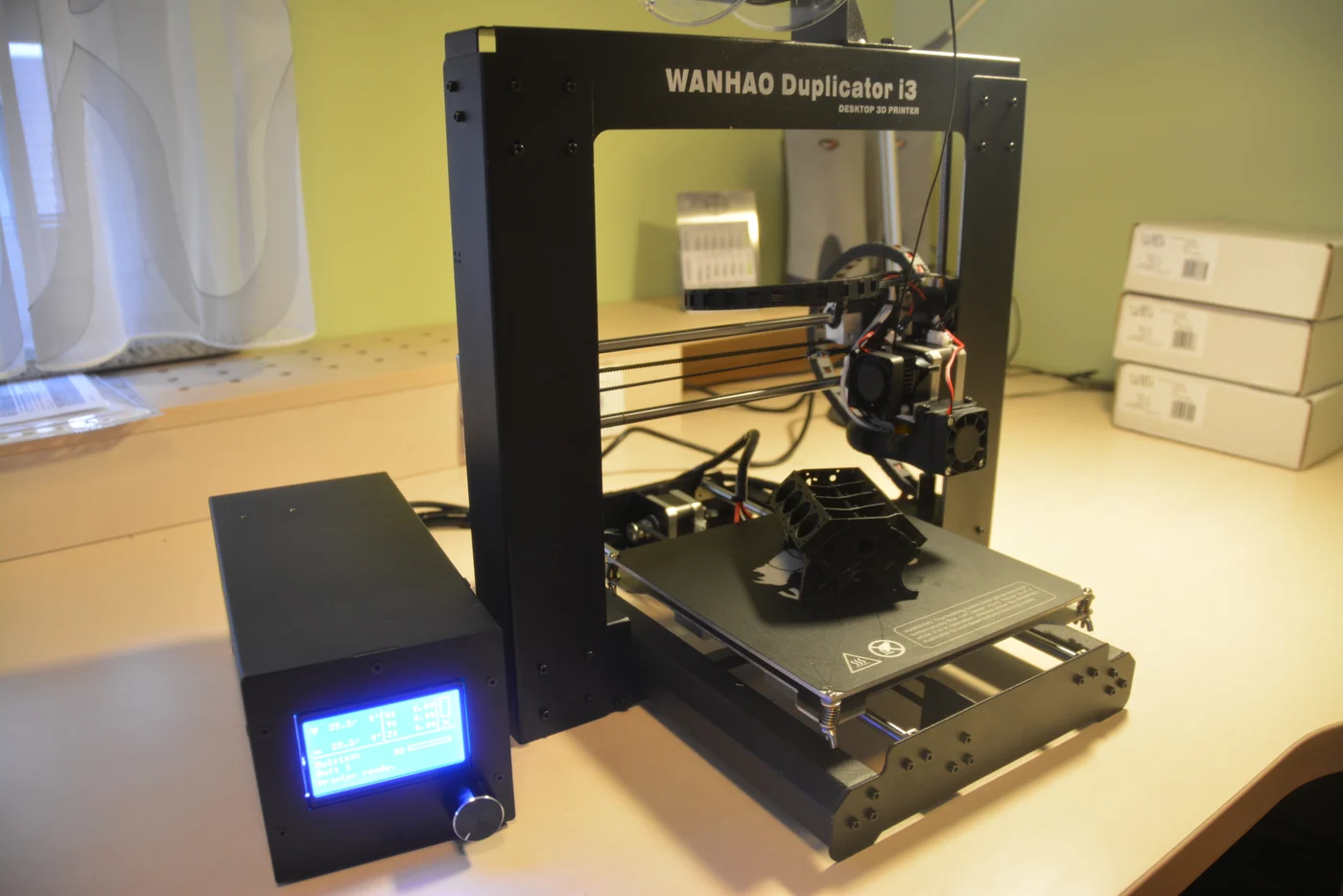 Wanhao Duplicator i3 z natisnjenim modelom motornega bloka