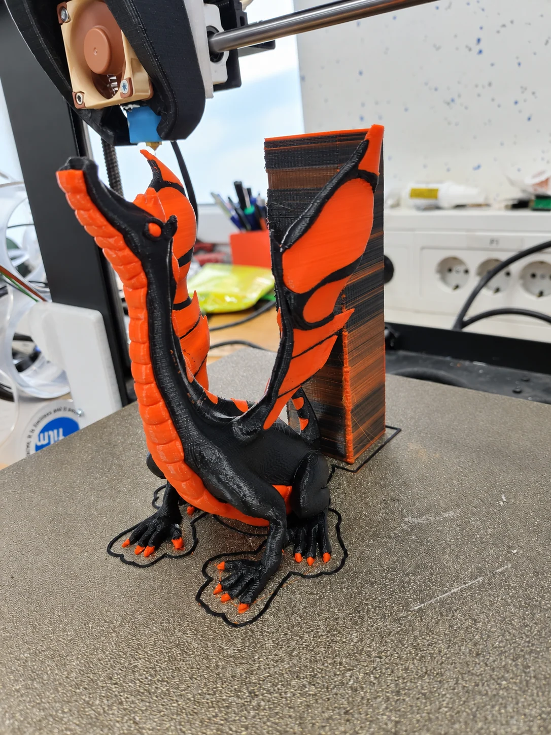 Večbarvni model zmaja med 3D tiskanjem